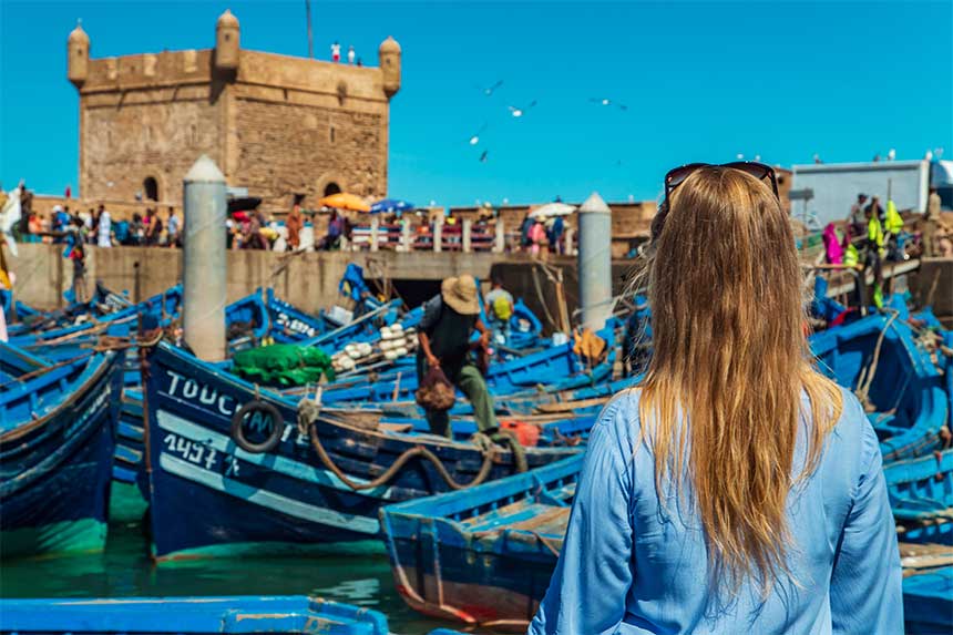Expatriée devant des pêcheurs à Essaouira Maroc